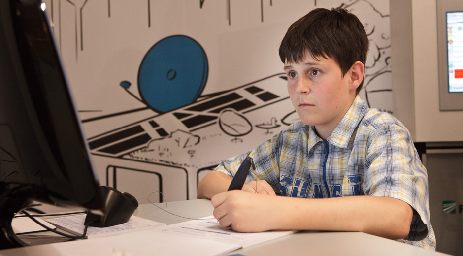 Symbolbild: Praxisnetzwerk Mensch, Technik, Interaktion (MTI) - Junge vor einem Computer